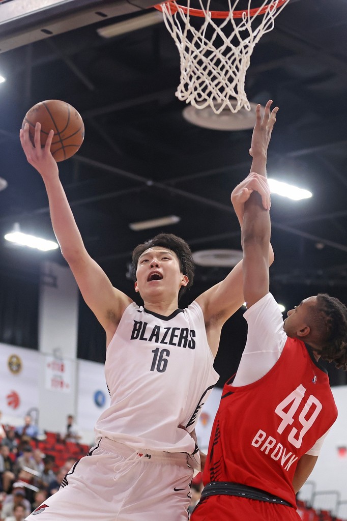 媒体人：对面内线很空时 杨瀚森上一场选择传球 这场他选择去杀伤